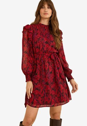 Rotes Kleid mit Schlangenmuster, puffigen Ärmeln, Rüschenausschnitt und gebundenem Taillenbereich. Fließender Stoff und lockere Passform; knielanges Design.