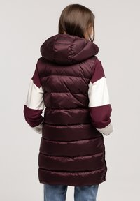Bordowa kurtka puchowa z kapturem, z kontrastującymi białymi i burgundowymi rękawami oraz pikowaną strukturą. Projekt do długości w pasie i kieszenie boczne.