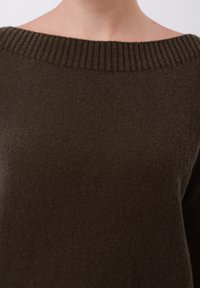 Dunkelbrauner, gestrickter Pullover mit einem schulterfreien Ausschnitt und geripptem Textur am Kragen. Das Material wirkt weich und warm.