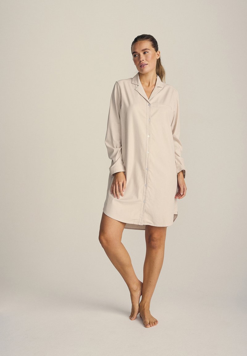 Camicia da notte a strisce color beige chiaro, maniche lunghe, abbottonatura frontale, taschino sul petto, tessuto morbido, vestibilità ampia, lunghezza fino al ginocchio.
