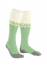 Calze al ginocchio di colore verde menta, con una fascia superiore bianca e una linea di accento gialla. Presentano punte e talloni grigi con dettagli del logo rosso.