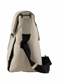 Borsa a tracolla beige con una forma strutturata, dotata di pattina piatta, tracolla nera regolabile e dettaglio con zip sul lato.