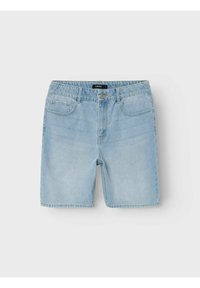 Pantalones cortos de mezclilla en azul claro con un corte estándar, que cuentan con cierre de botón, presillas para cinturón y bolsillos frontales. Textura suave, diseño clásico.