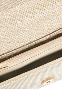 Beige handtas met een gestructureerd rhinestone oppervlak, ritssluiting en hardware in goudkleur. Gevoerde binnenkant met een gladde stoffen afwerking.