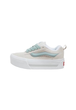 Lavtop beige sneaker med tyk hvid platformsål, lyseblå sidestribe og matchende lyseblå snørebånd.