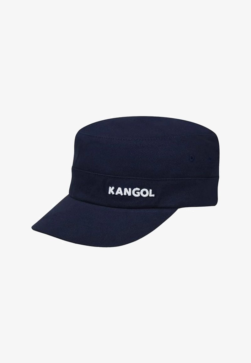 Gorra Kangol azul marino con la parte superior plana, visera ancha y logotipo bordado en la parte delantera. Fabricada en tela duradera, cuenta con ojales de ventilación.
