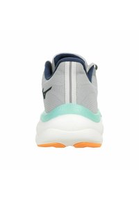 Zapatilla atlética gris con una parte superior de malla texturizada, detalles en navy y una suela blanca con un talón en verde menta y detalles en la suela naranja.