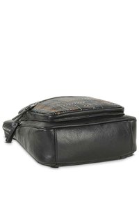 Bolso de cuero negro con forma rectangular plana, que presenta un detallado bordado colorido en la parte superior y cierre con cremallera. Superficie texturizada.