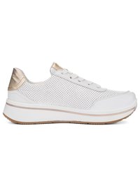 Hvid sneaker i perforeret læder med gulddetalje på hælen, hvide snørebånd, tyk sål og brun slidbaneunderside.