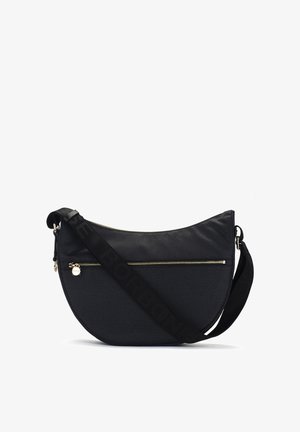 Czarna syntetyczna torba na ramię o zakrzywionym kształcie, o teksturowanym wykończeniu, z podwójnymi kieszeniami na zamek i odważnym paskiem z powtarzającym się logo.