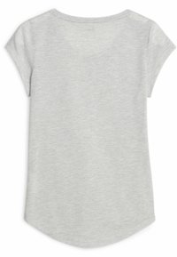Tricou gri cu mânecă scurtă și guler rotund, având o textură netedă și o linie de brâu ușor rotunjită la baza.
