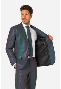 Iridescent pak met blauwgroene en paarse tinten, eenknops ontwerp, twee zakken, zwarte voering en een bijpassende stropdas op een wit overhemd.