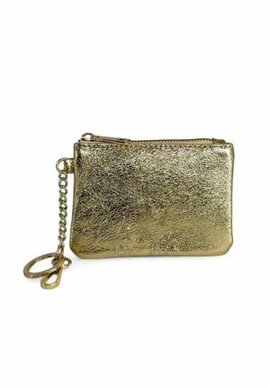 Portefeuille zippé en métal doré avec une surface texturée, une bandoulière en chaîne et un attachement pour porte-clés. Forme rectangulaire compacte.