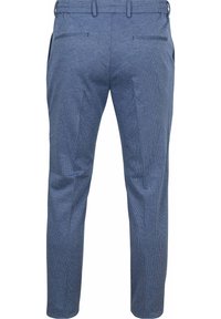 Modré kárované kalhoty s úzkým střihem, které mají boční a zadní kapsy, poutka na opasek a hladkou texturu látky.