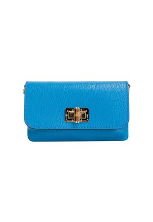 Sac à main en cuir bleu avec une finition texturée, un fermoir en métal doré et des bords cousus. Forme rectangulaire compacte avec une fermeture à rabat.