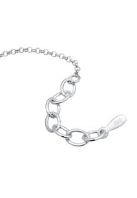 Silberne Kettenarmband mit ineinander verschlungenen ovalen Gliedern und einem Verschluss, der mit "925" für die Echtheit von Sterlingsilber gekennzeichnet ist.