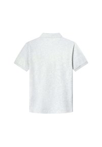 Světle šedé polo tričko, krátké rukávy, měkká textura, žebrovaný límec, jednoduchý design, žádné viditelné vzory nebo akcenty. Zobrazeno zezadu.