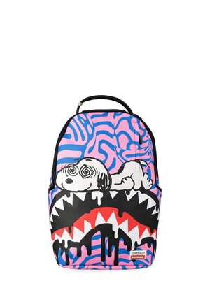 Zaino con strisce zebrate blu e rosa, con un cane bianco da cartone animato con occhi a spirale e una grande bocca aperta con denti affilati e gocciolanti.