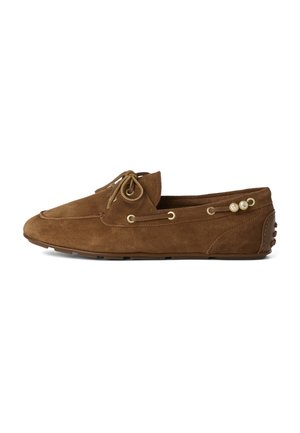 Brun ruskind loafer med snørelukning foran, dekorative huller langs siderne og gummisål med slidstærke knopper ved hælen.