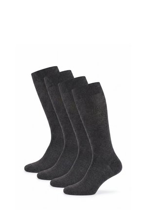 Vier Paar schlichte dunkelgraue kniestrümpfe, in einer Reihe auf weißem Hintergrund angeordnet.