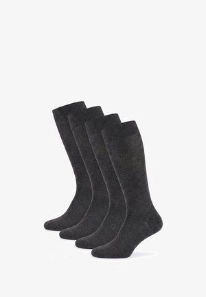 Vier Paar schlichte dunkelgraue kniestrümpfe, in einer Reihe auf weißem Hintergrund angeordnet.