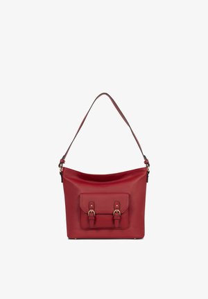 Borsa a tracolla in pelle rossa con tracolla regolabile, tasca frontale con patta chiusa da due fibbie in tonalità oro e texture liscia.