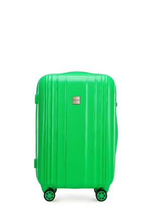 Zielona walizka twarda z teksturowaną powierzchnią, smukłym designem, podwójnymi kółkami i metalową tabliczką z logo. Wymiary sugerują rozmiar bagażu podręcznego.