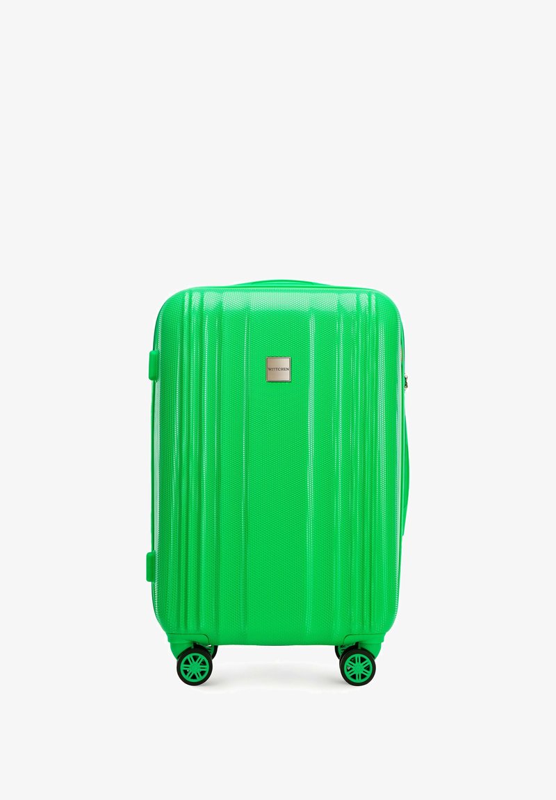 Zielona walizka twarda z teksturowaną powierzchnią, smukłym designem, podwójnymi kółkami i metalową tabliczką z logo. Wymiary sugerują rozmiar bagażu podręcznego.