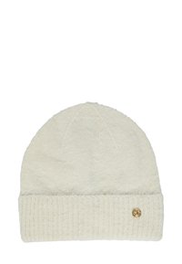 Gorro de punto en color blanco roto, con una parte superior texturizada y un puño acanalado. Acento notable de logo dorado en el lado. Material suave y cálido.
