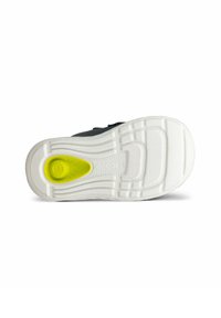 Suola di una sneaker con una base in gomma bianca texturizzata, accentuata da un tallone giallo e un design curvo per aderenza e flessibilità.