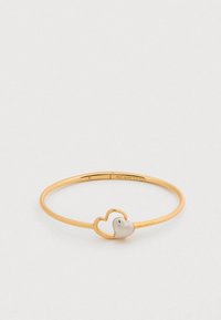 Βραχιόλι βέργα από μεταλλικό υλικό σε χρυσό χρώμα με σχέδιο διπλής καρδιάς και λευκή καρδιά ως διακριτικό. Λεπτή υφή, ανοιχτού τύπου σχεδιασμός.