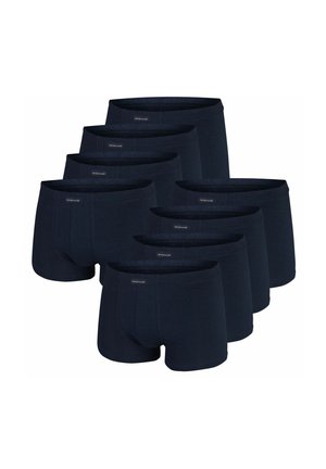 Acht Paar schlichte, dunkelblaue Herrenboxershorts, angeordnet in gestaffelten Reihen, die Vorderseite und Bunddetails zeigen.