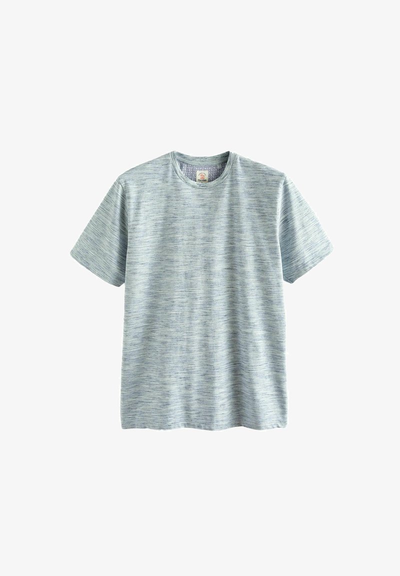 Vaaleansininen lyhythihainen t-paita, jossa on teksturoitu, raidallinen kuvio. Pyöreä kaula-aukko ja rento istuvuus. Kangas näyttää pehmeältä ja hengittävältä.