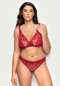 Czerwony zestaw bielizny z koronką i siatką, składający się z biustonosza V-neck z kwiatowym haftem oraz dopasowanego przezroczystego majteczka z misternymi koronkowymi detalami.