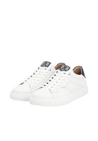 Sneakers bianchi in pelle con dettagli blu navy, design con lacci, lati perforati e suole in gomma. Texture liscia, stile casual.