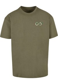 Oliven grøn bomulds T-shirt med korte ærmer og rund hals. Har et lille, multicolor uendelighedssymbol grafik på venstre brystområde.