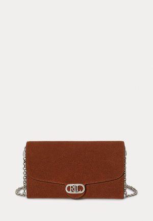 Bruine suede clutch met een zilveren schouderband, voorzien van een ronde klep sluiting en een logo-accent aan de voorkant. Compacte en rechthoekige vorm.