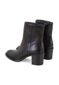 Bottes en cuir noir à la cheville avec un bout arrondi, finition texturée et talon empilé chunky. Elles sont dotées d'une fermeture éclair lisse à l'arrière.