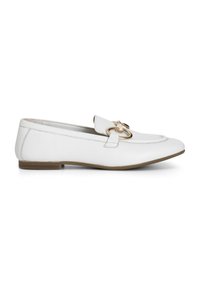 Witte leren loafers met een puntige neus, voorzien van een metallic gouden hardware-detail aan de voorkant. Platte zool met minimale textuur.