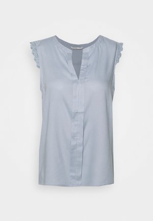 Blouse sans manches bleu clair avec encolure ronde, fente à l'avant et manches courtes avec bordure en dentelle, posée à plat sur un fond blanc.