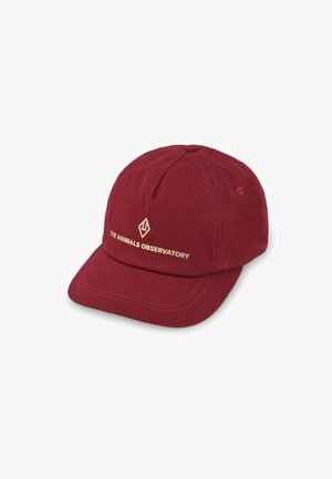 Gorra de béisbol de algodón rojo con visera curva, que presenta un texto de logo dorado "THE ANIMALS OBSERVATORY" y acentos de costura.