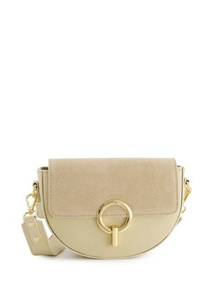 Beige Crossbody-Tasche mit Wildlederklappe, strukturiertem Lederkörper, goldenem runden Verschluss und verstellbarem Riemen mit goldener Hardware.