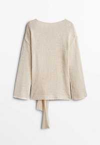 Pull en tricot beige à manches longues, avec un col rond et un détail à nouer dans le dos. Composé d'un tissu léger et texturé.
