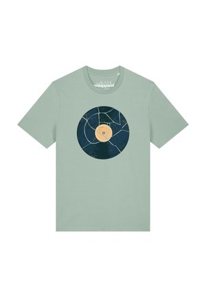 T-shirt vert clair à manches courtes avec un grand motif de disque vinyle fissuré en bleu foncé et beige au centre avant.