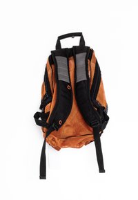Orange och svart ryggsäck med vadderade axelremmar, handtag och justerbara svarta remmar på en vit bakgrund.