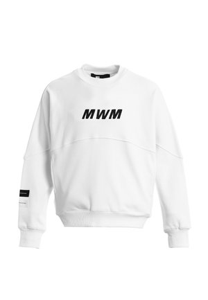 Sudadera blanca con cuello redondo con texto negro "MWM" centrado en el pecho y dos pequeños parches rectangulares en negro y blanco en la manga izquierda.