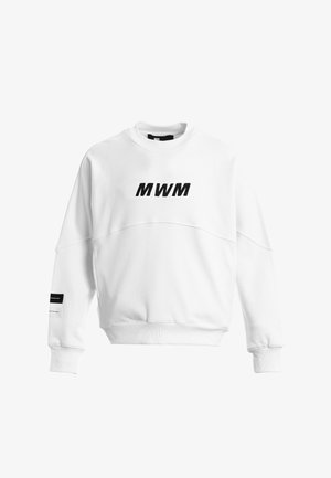 Sudadera blanca con cuello redondo con texto negro "MWM" centrado en el pecho y dos pequeños parches rectangulares en negro y blanco en la manga izquierda.