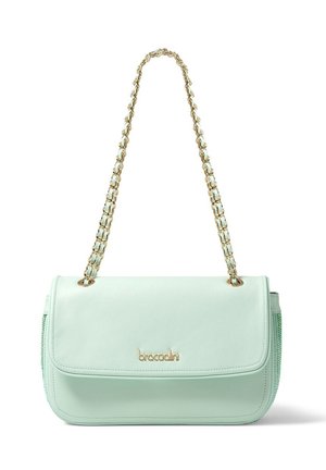Borsa in ecopelle verde menta con tracolla in catena dorata. Presenta un ribaltina e una tasca laterale con zip, con logo del marchio in oro.