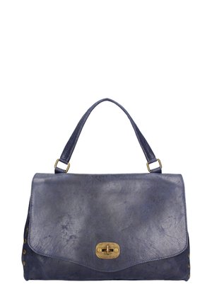 Borsa a mano in pelle blu navy con chiusura a patta, hardware dorato e borchie decorative sui lati. Texture liscia con un design strutturato.