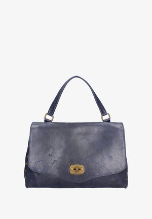 Borsa a mano in pelle blu navy con chiusura a patta, hardware dorato e borchie decorative sui lati. Texture liscia con un design strutturato.